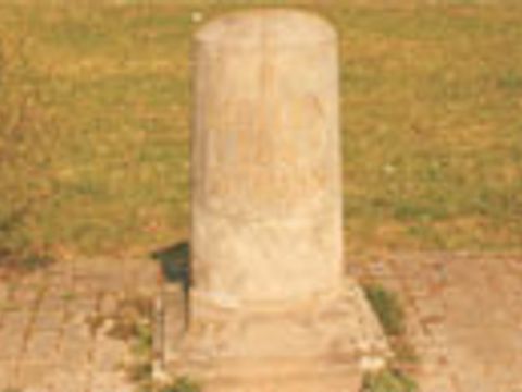 Alt-Mahlsdorf 33-34 <br> Postmeilenstein an der Straße