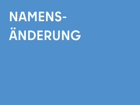 Hellblaue Kachel mit "Namensänderung" in weißen Großbuchstaben vom Rechtsamt Marzahn-Hellersdorf.