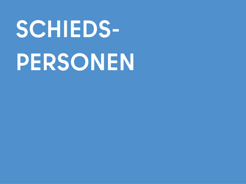 Hellblaue Kachel mit "Schiedspersonen" in weißen Großbuchstaben vom Rechtsamt Marzahn-Hellersdorf.