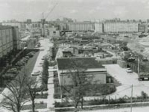Hellersdorf 1989, Kastanienallee im Vordergrund