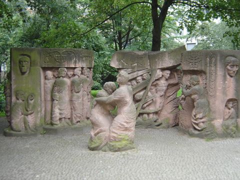 Frauenprotest 1943 3 große Porphyr-Blöcke
