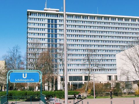 Rathaus Mitte mit U-Bahnhof 16:9