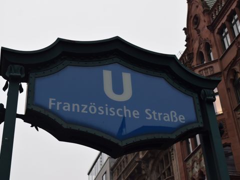 Schild des U-Bahnhofes Französische Straße