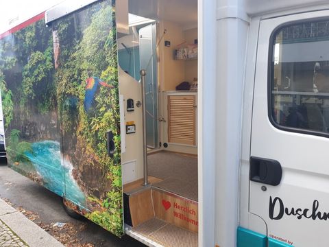 Ausgebauter großer Wagen mit sanitären Anlagen.