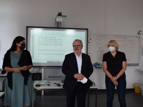 Bildungssenatorin Sandra Scheeres, Michael Weiß (Leiter des Amtes für Weiterbildung und Kultur) und Bezirksstadträtin Sabine Weißler (v.l.) besuchen die Volkshochschule Wedding