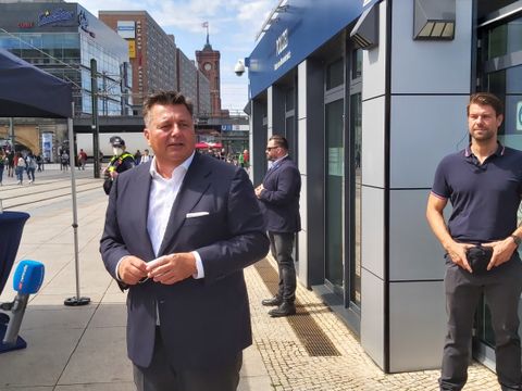 Innensenator Andreas Geisel besucht die Alex-Wache auf dem Alexanderplatz