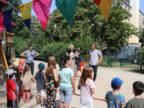 Bezirksstadträtin Sabine Weißler bei der Eröffnung des Spielplatzes auf dem Mageburger Platz