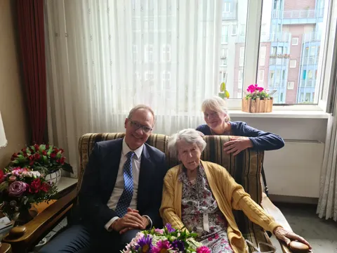 Carsten Spallek, Margot König und Frau Gil (vl.) am Geburtstagstisch