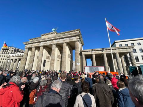 Gedenkveranstaltung auf dem Platz des 18. März.