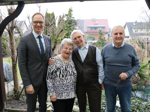 Bezirksstadtrat Carsten Spallek gratulierte Waltraud und Günter Doyé zum 65. Hochzeitstag.