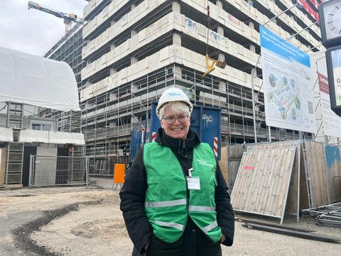 Bezirksbürgermeisterin Stefanie Remlinger vor dem Haus der Statistik