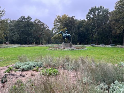 Amazone zu Pferde auf dem Floraplatz im Großen Tiergarten