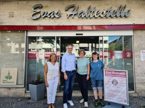 Prof. Dr. Christine Funk, Carsten Spallek, Ute Evensen und Claudia Peiter (v.l.) vor Evas Haltestelle