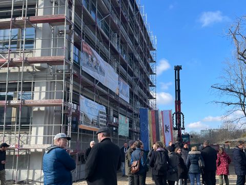 Richtfest an der Reinickendorfer Straße 60/61 für den Neubaue der Anna-Lindh-Grundschule