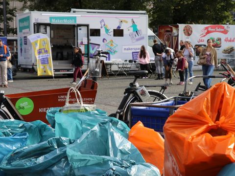 Volle Müllsäcke auf dem Leopoldplatz
