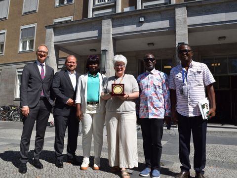 Bezirksbürgermeisterin Stefanie Remlinger und die Bezirksstadträte Carsten Spallek und Benjamin Fritz empfingen die Delegation aus der kamerunischen Partnerstadt Douala.