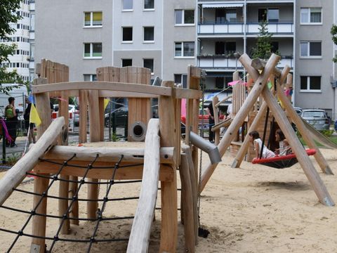 Klettergerüst auf dem neuen Spielplatz in der Mollstraße