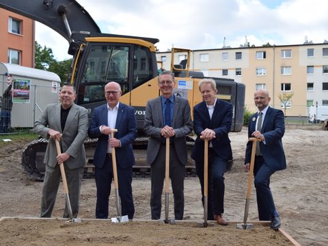 Spatenstich für neues WBM-Wohnprojekt an der Neuen Jakobstraße: WBM-Geschäftsführer Lars Dormeyer, der Regierende Bürgermeister Kai Wegner, Christian Gaebler, Senator für Stadtentwicklung, Bauen und Wohnen, Bezirksstadtrat Ephraim Gothe und WBM-Geschäftsführer Steffen Helbig (v.l.).