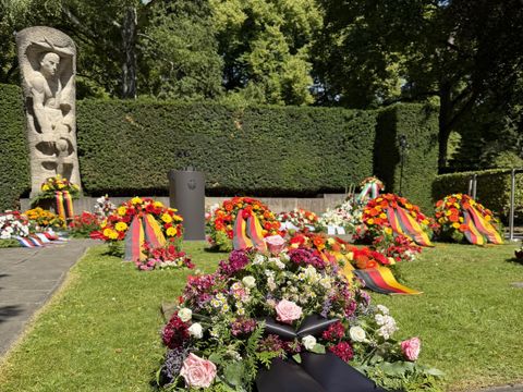 Kränze zum Gedenken an den Volksaufstand am 17. Juni 1953 auf dem Urnenfriedhof Seestraße