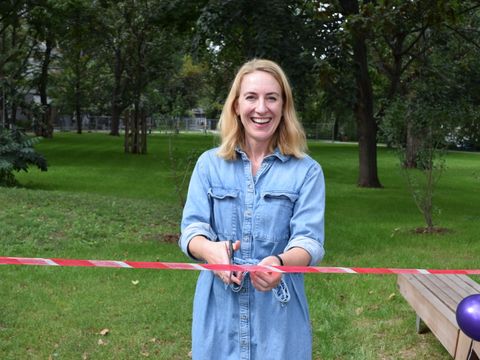 Bezirksstadträtin Dr. Almut Neumann eröffnet die neu gestalteten Freianlagen auf der nördlichen Fischerinsel.