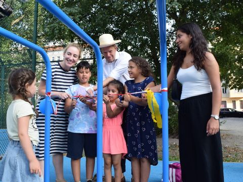 Bezirksstadträtin Dr. Almut Neumann und Bezirksstadtrat Ephraim Gothe eröffnen den neu gestalteten Spielplatz auf dem Maxplatz