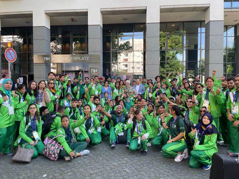 pakistanische Delegation vor dem NH Hotel Alexanderplatz