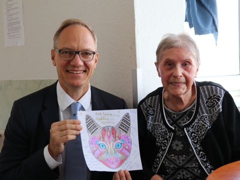 Bezirksstadtrat Carsten Spallek gratuliert Frau Anna Höger zum 100. Geburtstag