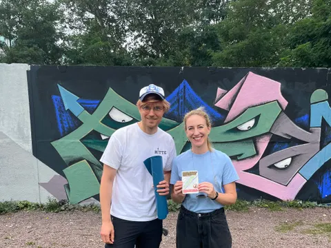 Tilmann Häußler von der Graffiti Lobby Berlin und Bezirksstadträtin Dr. Almut Neumann ziehen Bilanz zur North Side Gallery