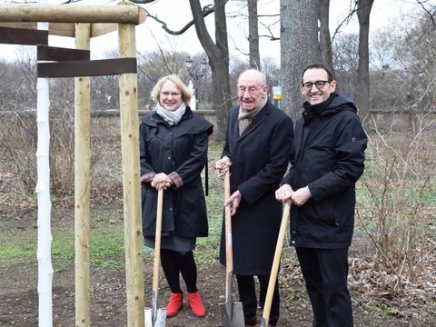Baumpflanzung mit Edzard Reuter zum 70. Jubiläum der Wiederaufforstung des Großen Tiergartens
