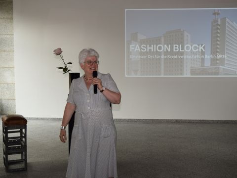 Bezirksbürgermeisterin Stefanie Remlinger hält eine Rede zur Eröffnung des Fashion Blocks.