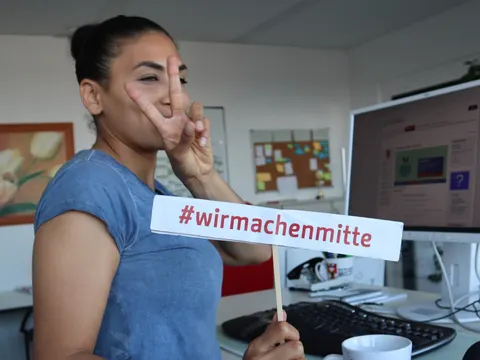 Mitarbeiterin am Arbeitsplatz