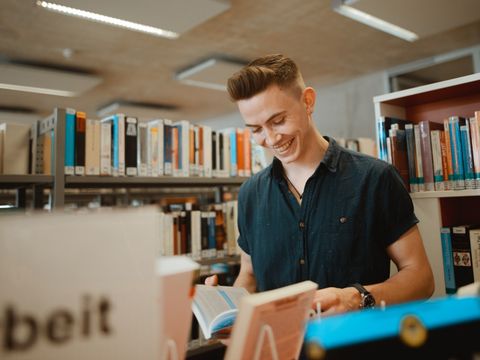 Auszubildender in einer Bibliothek