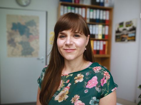 Mitarbeiterin lächelt in die Kamera