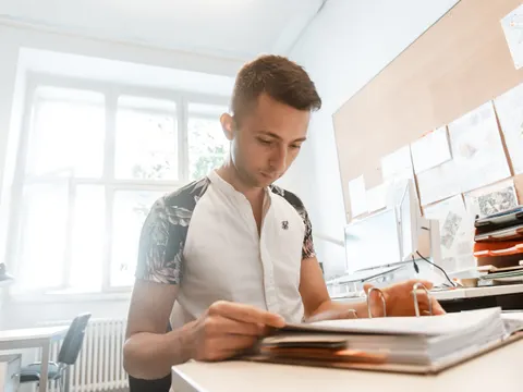 Mitarbeiter am Schreibtisch