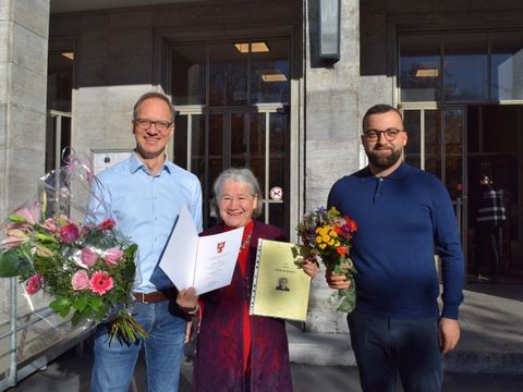 Frau Karaca_Preistraegerin.jpg