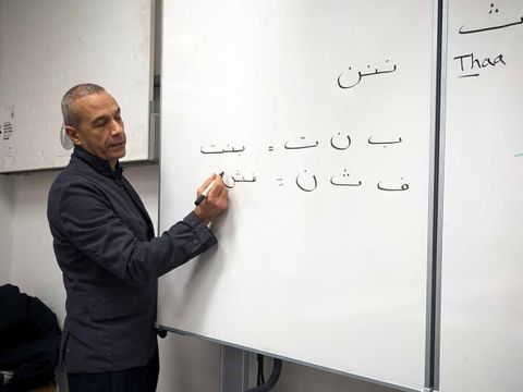 Alaa Boutros - Arabisch, Schrift und erste Worte