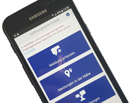 Zeigt ein Samsung Galaxy XCover 4 mit der Ordnungsamt App.