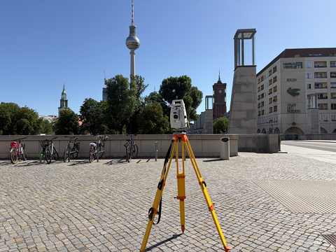 Tachymeter vor dem Fernsehturm