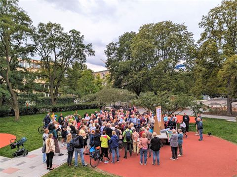 Singerstraße: Foto des Ortsgesprächs mit mehr als 150 Interessierten