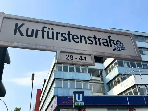 Das Straßenschild der Kurfürstenstraße im Bezirk Berlin Mitte
