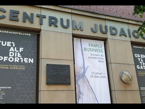Gebäudefassade mit Plakaten zu Ausstellungen am Centrum Judaicum