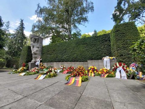 Kränze zum Gedenken an den 17.Juni auf dem Friedhof