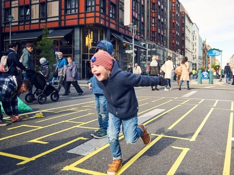 Kind spielt auf der autofreien Friedrichstraße