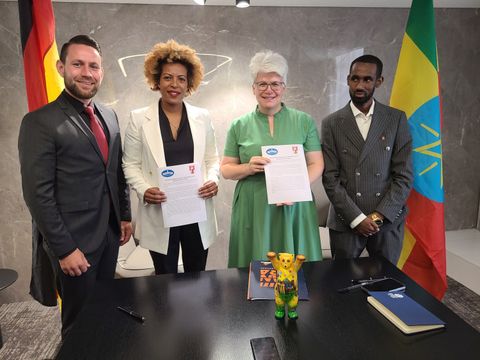 Unterzeichnung des Partnership agreements