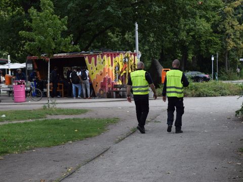 2 Parkbetreuer laufen durch den Kleinen Tiergarten