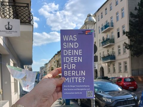Hand hält Flyer