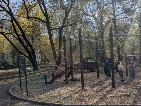 Jugendliche trainieren an der Calisthenics-Anlage des Jugendorts im Schillerpark