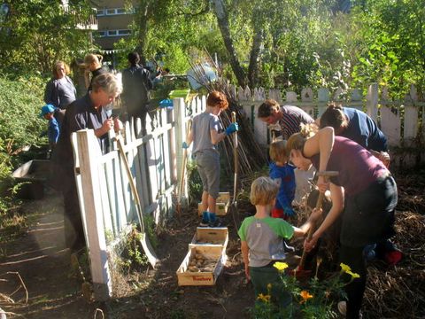 Das Foto zeigt Kinder beim Gärtnern im Gemeinschaftsgarten Wachsenlassen