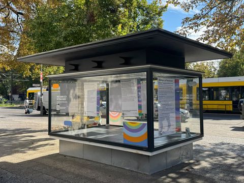 Vitrine mit der Ausstellung für Demokratieförderung mit Blick Richtung Turmstraße