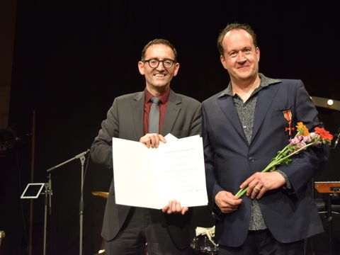 Bezirksbürgermeister Stephan von Dassel überreicht den Verdienstorden der Bundesrepublik Deutschland an Michael Pigl-Andrees vom Circus Sonnenstich.